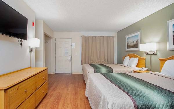 Flat Screen TVs with Cable Channels, Microwave, Air Conditioning 1