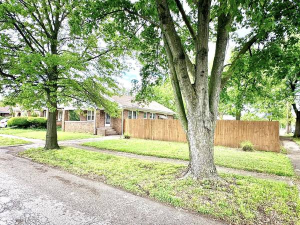 $1,350 / 2br - 1200ft2 - 2 Bed, Brick house with Fenced in double lot on College Ave!! (Terre Haute)62948851829505121