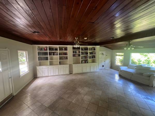$3,500 / 3br - 2267ft2 - 122 East Edgewater Dr (Edgewater Park)64016105398659123