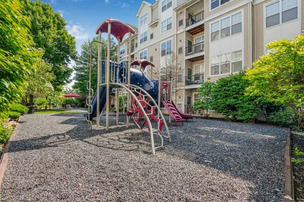 $3,051 / 2br - 1160ft2 - Ceiling Fan, Luxury Clubhouse, Landscaped Courtyards (1301 Wall St W, Lyndhurst, NJ)63676328600833120