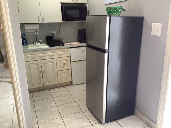 $1,200 / 1br - POOL HOUSE FOR RENT (Miami)64001849904769124