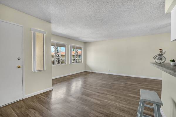 $2,030 / 1br - 700ft2 - Large Closets, Gas Stove, On-Site Maintenance (13811 Shoemaker Ave, Norwalk, CA)63700977577859124