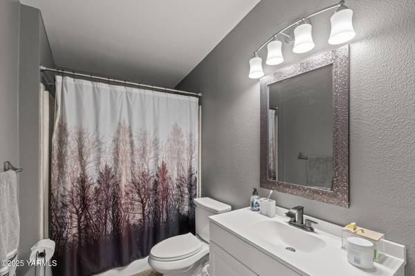 $469,900 / 4br - 1988ft2 - Scenic 4BD 2BA property with land (Yakima)64319760595330123