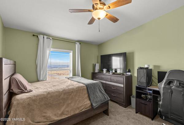 $469,900 / 4br - 1988ft2 - Scenic 4BD 2BA property with land (Yakima)64319760595330122