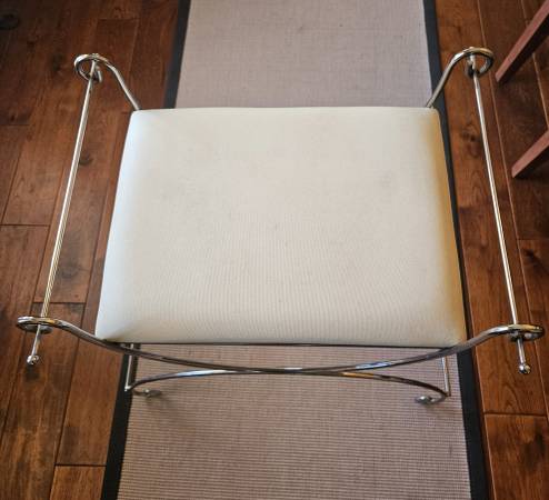 BANQUETA DE VAINILLA VINTAGE CON CROMADO, ESTILO HOLLYWOOD REGENCY - $60 (mar vista)63471348890369121