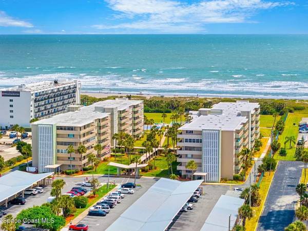 $60 / 1br - 672ft2 - Enjoy stunning ocean views from the oversized balcony of this third-floor unit, (Cocoa Beach)63846409228803122