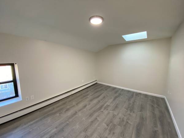 $2,700 / 3br - Massive, renovated, penthouse 3BR in East Rock! (New Haven)64010165831297122