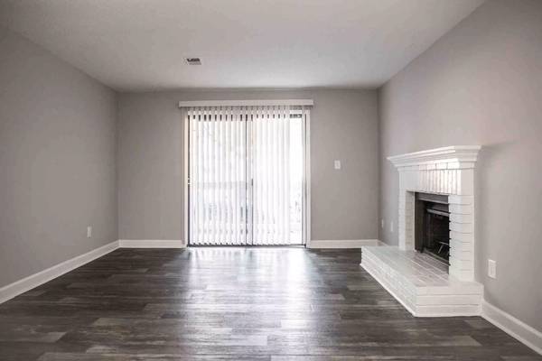 $1,223 / 2br - 1019ft2 - Purrrrrrrfect! Cats and dogs welcome. Come check us out. (Stone Mountain)64045868160386123