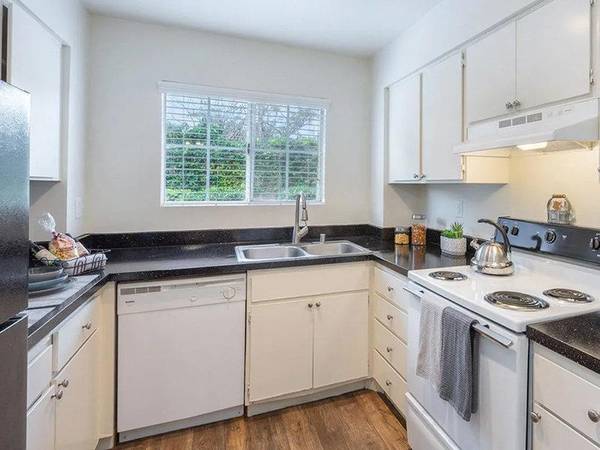 $2,499 / 1br - 540ft2 - Ceiling Fans, Large Private Patio, Pet Friendly (Encinitas)63657226164737122
