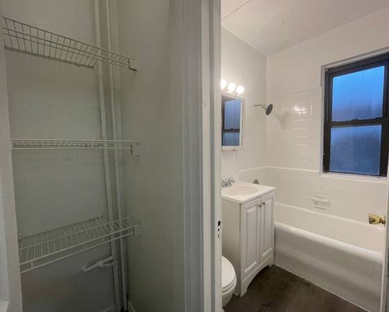 $1,600 / 1br - What?! An Affordable One Bedroom in Lakeview!! (Lakeview)63898733802498123