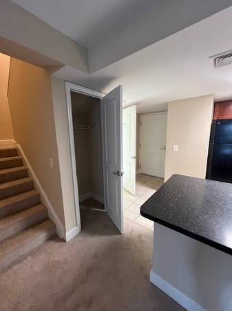 $4,337 / 3br - 1610ft2 - 🌿 Apartamento de dos niveles con estilo de adosado – Amenidades de resort + ahorros en septiembre (Rosslyn, VA)63822290551425124