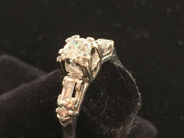 Lady's Platinum & diamond engagement ring 1