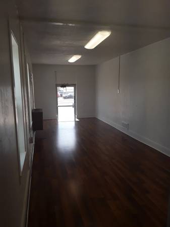 $795 / 270ft2 - Oficina Pequeña o Espacio de Servicio en S Broadway (Englewood)64150942580353122