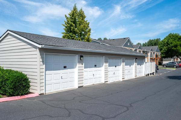 $1,625 / 2br - 850ft2 - Control Climático Individual, Servicios Incluidos - Agua, Alcantarillado, Basura (Sommerset Weset- Elmonica South neighborhood in Beavert)63831607953795124