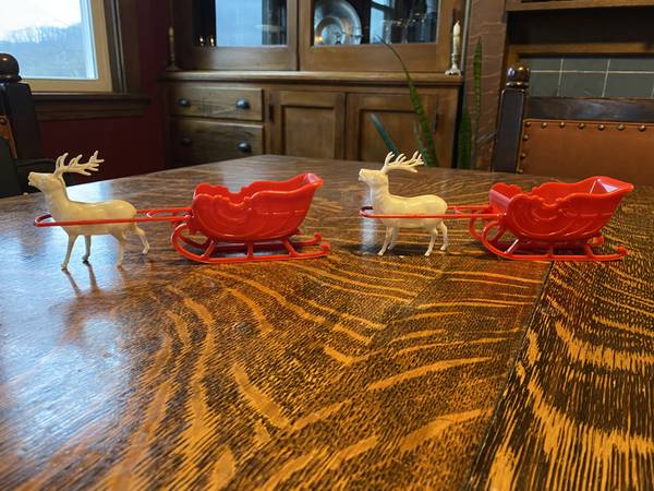 Vintage Santa sleigh with reindeer 1