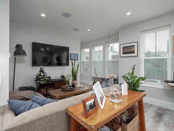 $1,800 / 1br - 750ft2 - complete with ultra luxurious finishes including steam showers63614178303873122