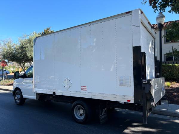 2015 CHEVY EXPRESS 3500 V8 GASOLINA CAMIÓN DE 14 FT CON PUERTA ELEVADORA Y PUERTA LATERAL - $18,995 (¡MANEJA UN POCO Y AHORRA MUCHO EN SAN JOSÉ! FINANCIAMOS CON MAL CRÉDITO)63483225056257124