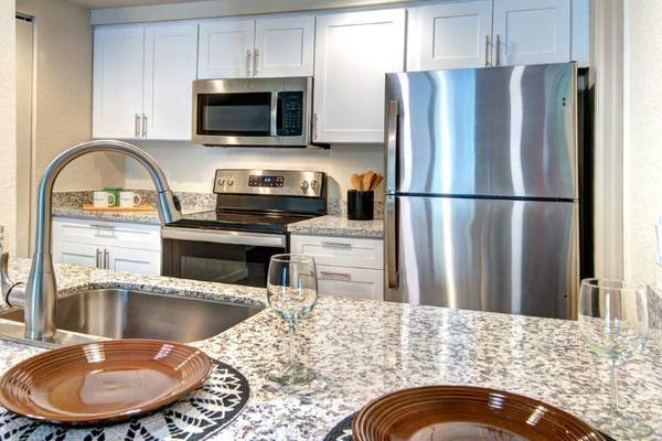 $2,655 / 2br - 1250ft2 - Tour Today, Outdoor swimming pool and two whirlpool spas (Downtown City of Bellevue)63838110324483124