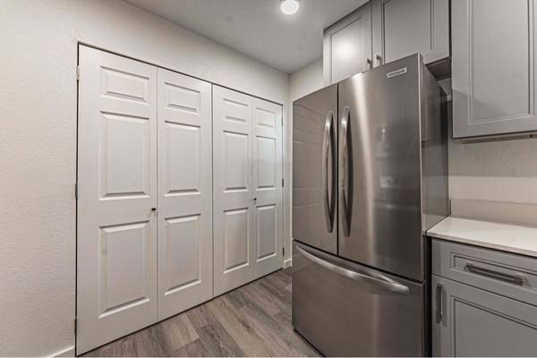 $1699.00 / 2br - 814ft2 - Apartamento recién renovado de 2 habitaciones y 1 baño con vistas impresionantes en Colorado63686746199425124