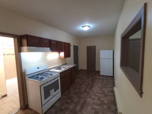 $1,100 / 2br - 900ft2 - 2D/1B Apartment on the corner of Elizabeth and 70th. (Chicago)63918411755650124