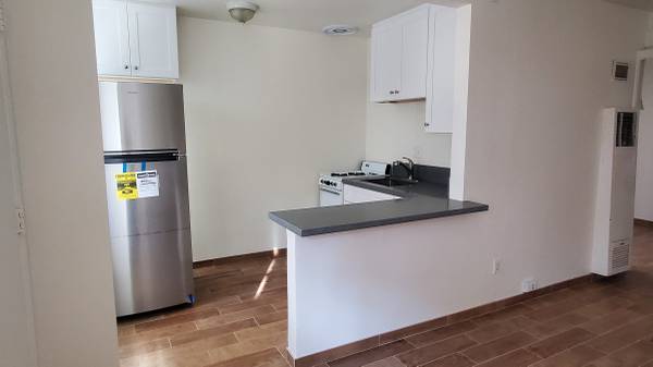 $2,190 / 1br - 500ft2 - 1-BR/1-BA Pacific Beach apartment, 2 blocks from the beach, w/ parking (Pacific Beach)63657260560897124