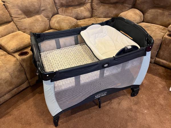 Graco baby pack and play with bassinet 1