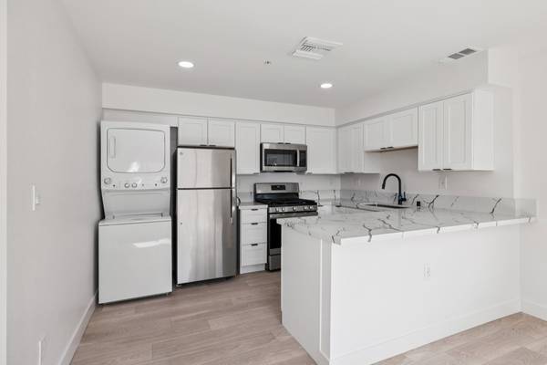 $2,525 / 1br - 400ft2 - Spacious 1x1 with large Patio with central A/C (Oxnard)63800618319107122