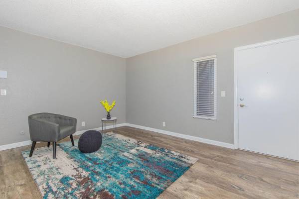 $2,270 / 2br - 812ft2 - Beautiful Landscaping, Ceiling Fans, 2 BD (3760 North Way, Oceanside, CA)64037221403267123