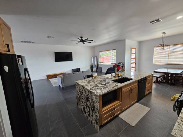 Room for rent Arrowhead area (67 th Ave and Bell) 1