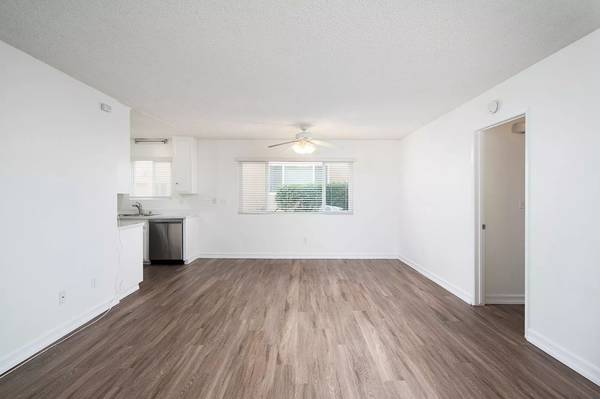 $3,395 / 2br - Beautiful 2 Br Apartment in Crown Point with Parking and Pool! (San Diego)63819410476545120