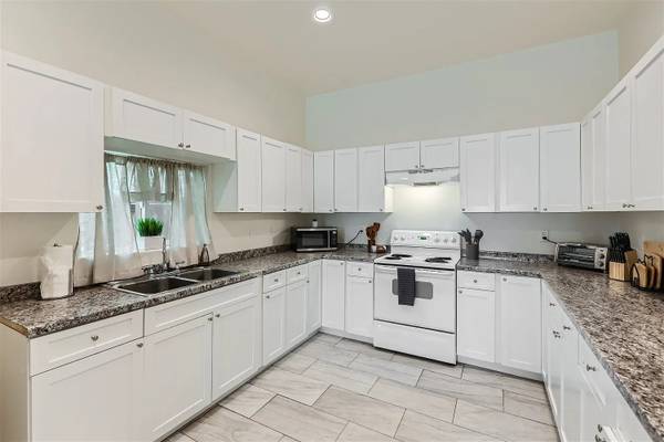 $1,050 / 3br - 1279ft2 - **Charming 3-Bed, 1-Bath Home**64024823683458124