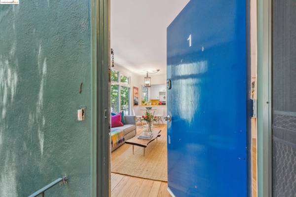 $2,000 / 1br - 573ft2 - charming, beautiful condo with tree filled courtyard. (berkeley)63946669462531122