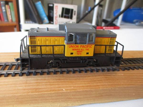 AHM UNION PACIFIC SWITCHER CAB DIESEL FOR HO GAUGE 1
