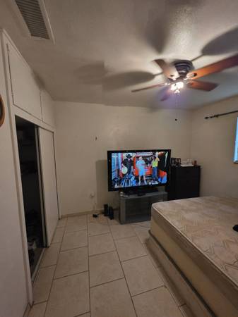 $800 / 1br - 13ft2 - Room for rent two blocks from Paseo Ca. (Palm Desert)63758547271425122