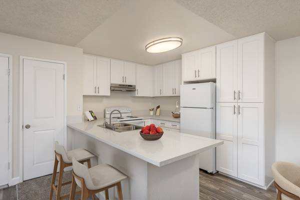 $3,475 / 3br - ¡REMODELACIÓN DE COCINA! BALCONES, LAVADORA Y SECADORA, A/C, CHIMENEA Y MÁS! (La Mesa)63819180577155124