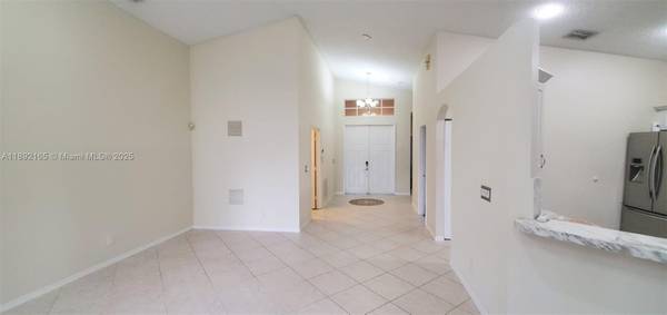 $3,800 / 3br - 1691ft2 - Stunning Lakefront 3-Bedroom Home in Prestigious Laguna Isles! (Pembroke Pines)64051007673219123