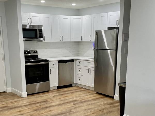 $2,300 / 2br - 900ft2 - Updated and spacious two bedroom apartment in Weymouth (Weymouth)63996403229826120