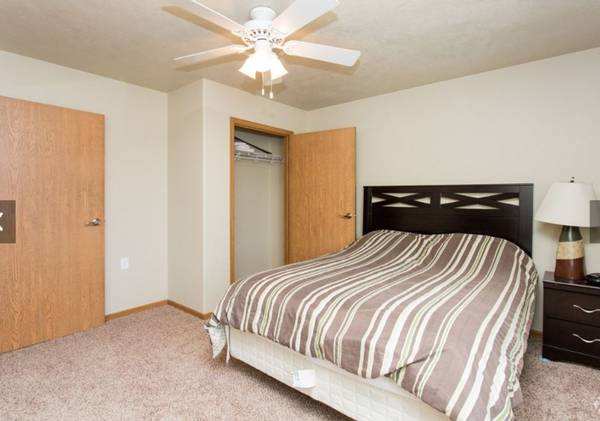 $1,100 / 2br - 980ft2 - 2 BD, Free Wi-Fi, Pet Friendly with Pet Deposit (2820 5th Street Northwest, Minot, ND)63770753314945122
