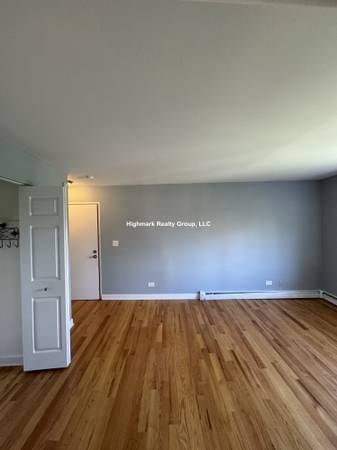 $1,300 ★ Renovated Studio – Heat, Gas & Water Included – Lakeview ★ (Lakeview East)63899123909891122