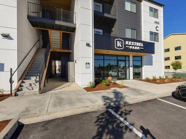 $1,699 / 1hab - 742ft2 - Hermosas vistas a la montaña, piso superior, apartamento esquina con techos de 20 pies (Orchards)63672564533121121