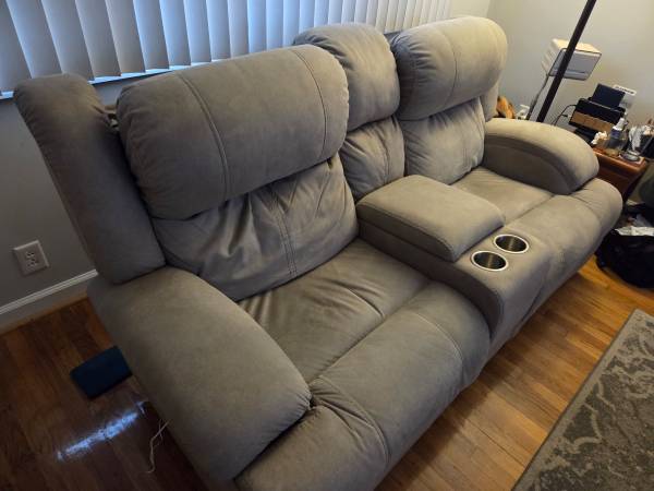 Couch/Loveseat - Power-Reclining Console Loveseat (Quincey) 1