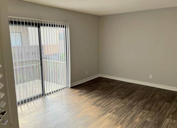 $2,050 / 1br - Montones de tiendas en Parkway Plaza + Eventos del centro de El Cajon + Un dormitorio (Avenida Peach / El Cajon)63845973891713124