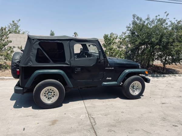 Jeep Wrangler 4x4, transmisión manual de 5 velocidades - $4.300 (Fontana)63440201094659121