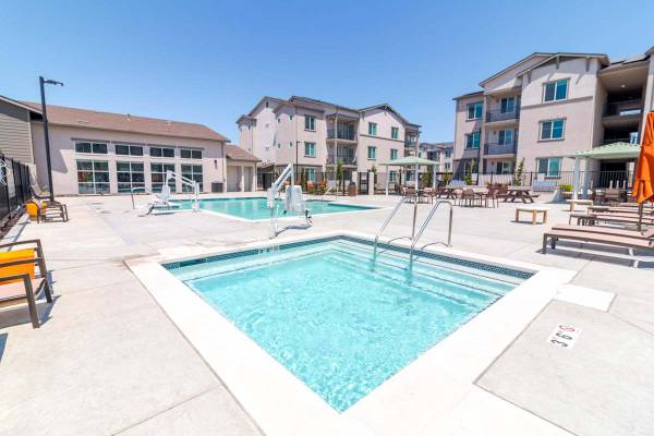 $2,235 / 1br - 724ft2 - Mantenimiento en el lugar, microondas, centro de fitness (1349 Blossom Ave, Suisun City, CA)63844736235395124