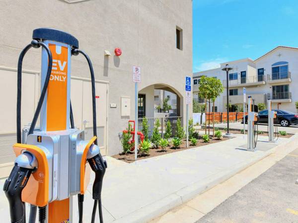 $3,045 / 2br - 1ST MTH $1000 OFF - Upgraded Cabinets, Resort-Style Heated Pool & Spa (Vista)64037222605059121