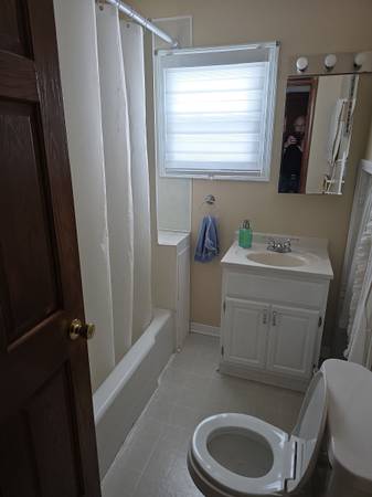 $700 / 5br - 100ft2 - Clean and quiet room (Wyoming)63985938456194121