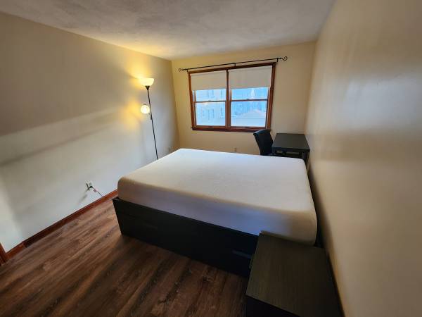 $1,300 / 1br - 150ft2 - Large Furnished Room for rent. Close to T.$325/wk (Quincy)63875605491075121