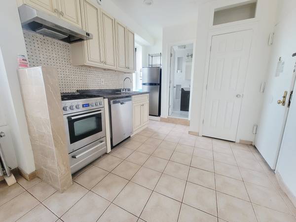 $2,350 / 1br - Sunny/Charming 1BR w/Dishwasher; South Slope/Greenwood, Send Your Info (South Slope/Greenwood; Sept 15/Oct 1)63788738354945122