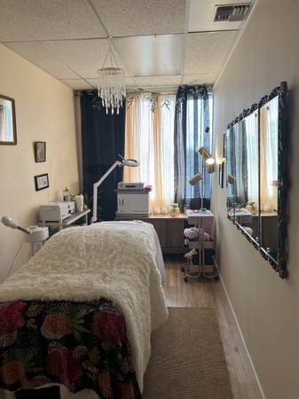 $75 / 3br - Massage/Esthetician room for rent (petaluma)63834318118529123