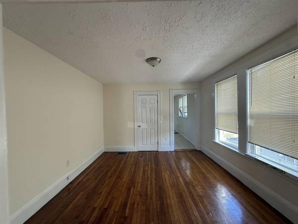 $2,350 / 2br - 800ft2 - Winter Hill / Sullivan Sq - 2 Bed with Eat-in Kitchen (Somerville \ Winter Hill \ Sullivan Sq.)63996693423618121